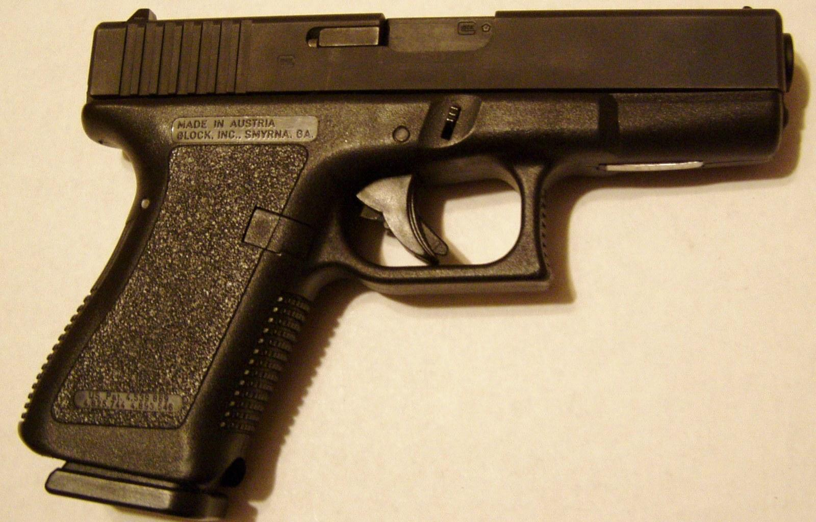 http://upload.wikimedia.org/wikipedia/commons/4/47/Glock19_Loaded15.png