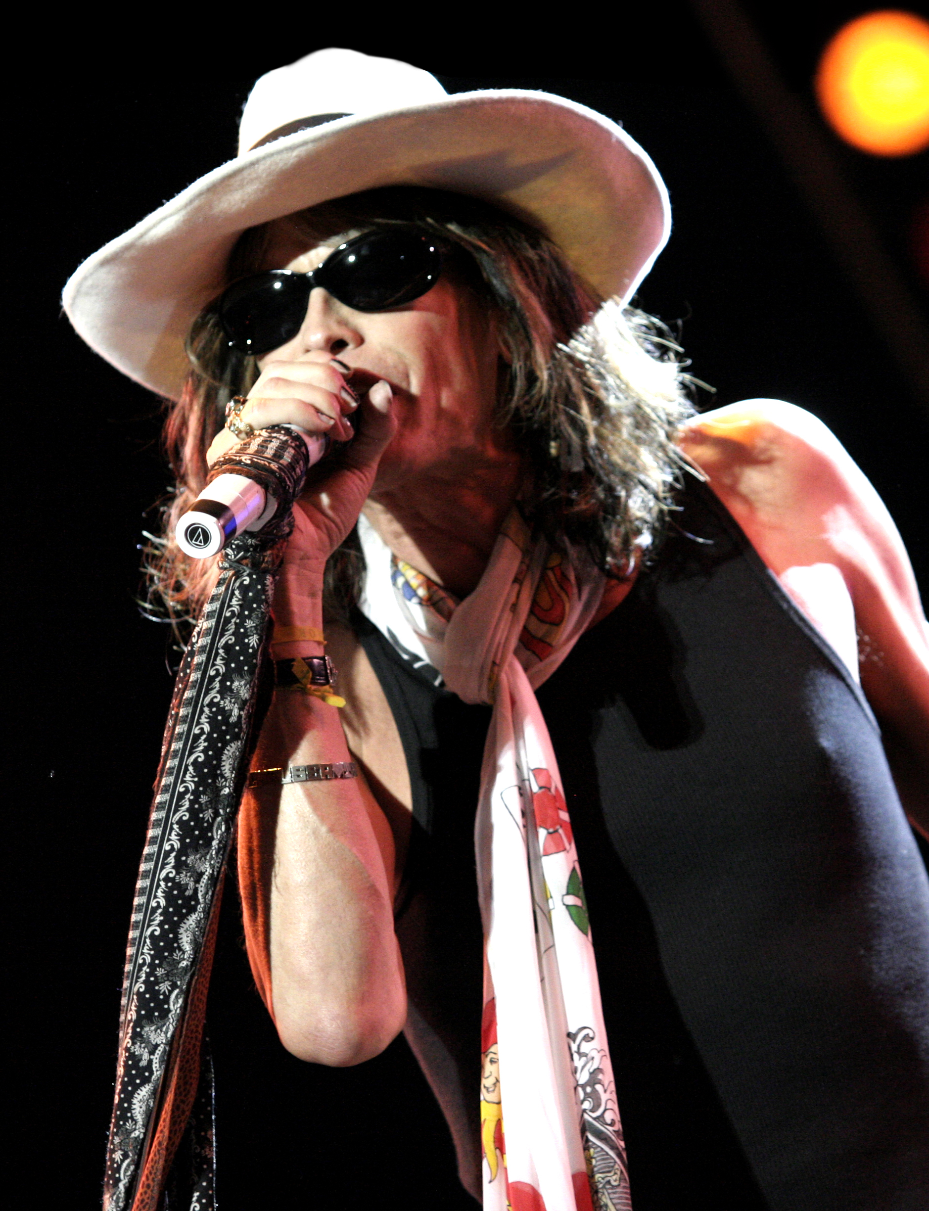 http://upload.wikimedia.org/wikipedia/commons/4/48/Steven_Tyler_performing.jpg