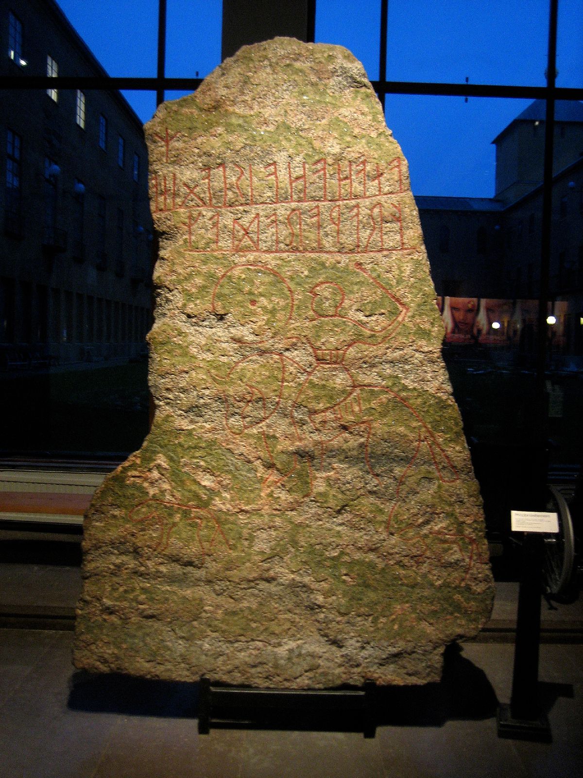 Uppland_rune_stone_U_877.jpg