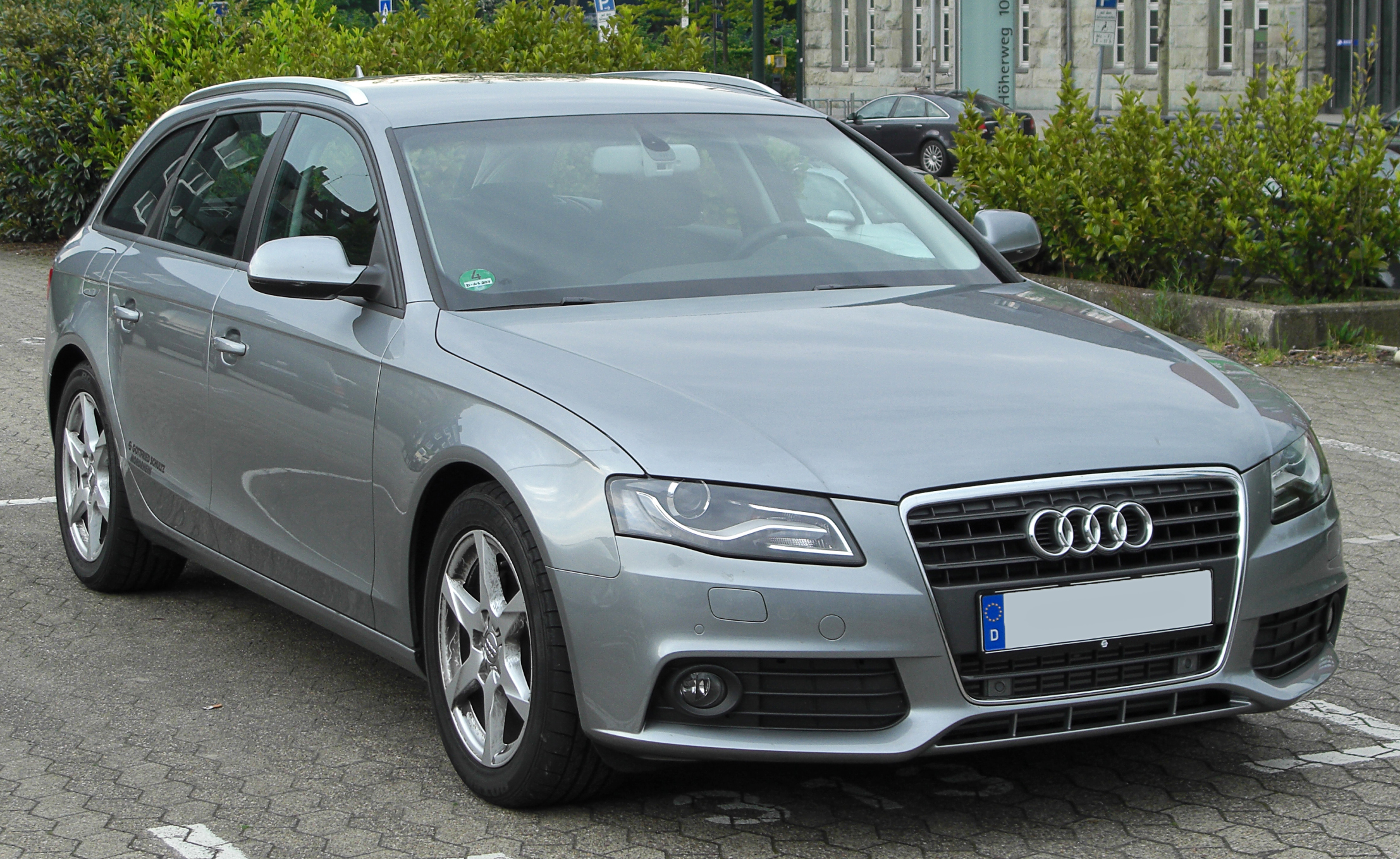 Audi_A4_Avant_2.0_TDI_(B8)_front_20100515.jpg