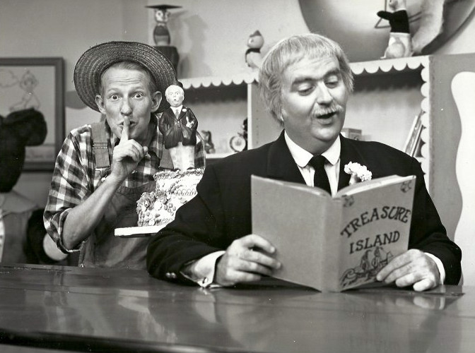 Bob_Keeshan_Hugh_Brannum_Captain_Kangaroo_1960.JPG