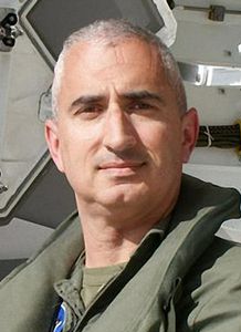 F-35 Pilot Art Tomassetti в 2002 году (обрезано) .jpg