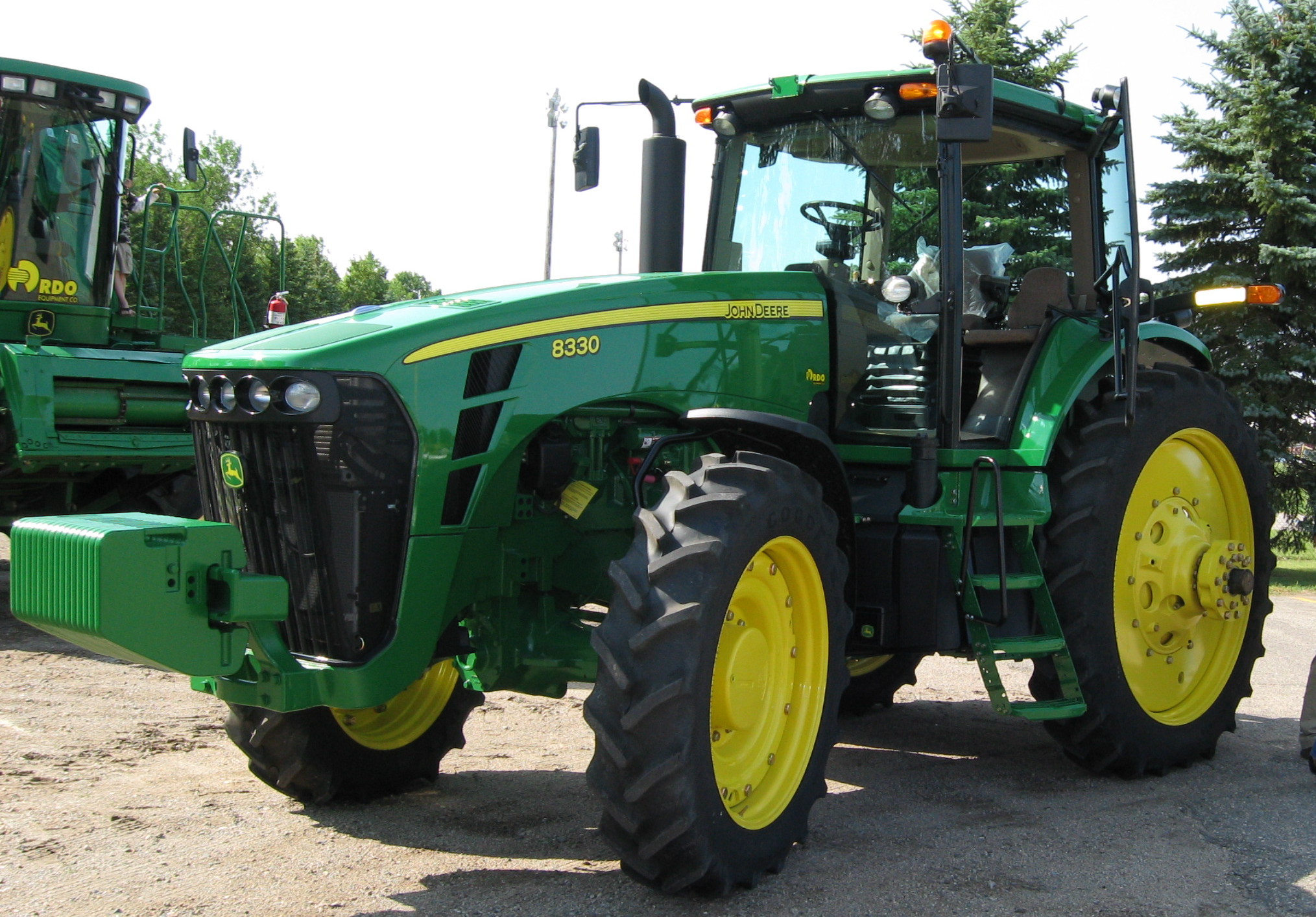 John_Deere_8330_tractor,_Kindred_ND,_20090801.jpg