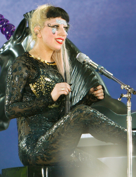 Archivo: Lady Gaga Hair GMA cropped.jpg