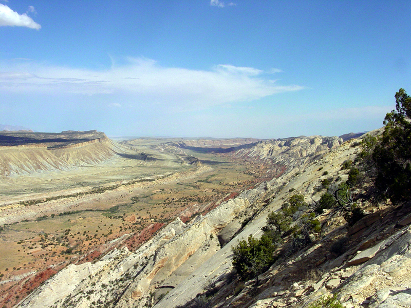 File:Waterpocket Fold - Looking south from the Strike Valley Overlook.jpg