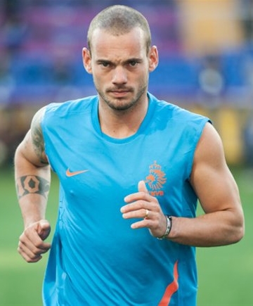Cabello Rubio oscuro y peinado alternativo de Wesley Sneijder  en 2024