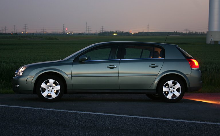 Opel-signum-green-night-shoot.jpg