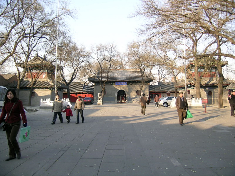 Vihara Guangji di Beijing, Tiongkok, merupakan salah satu vihara yang pertama mendapatkan sertifikat resmi dari Pemerintah Tiongkok. 
