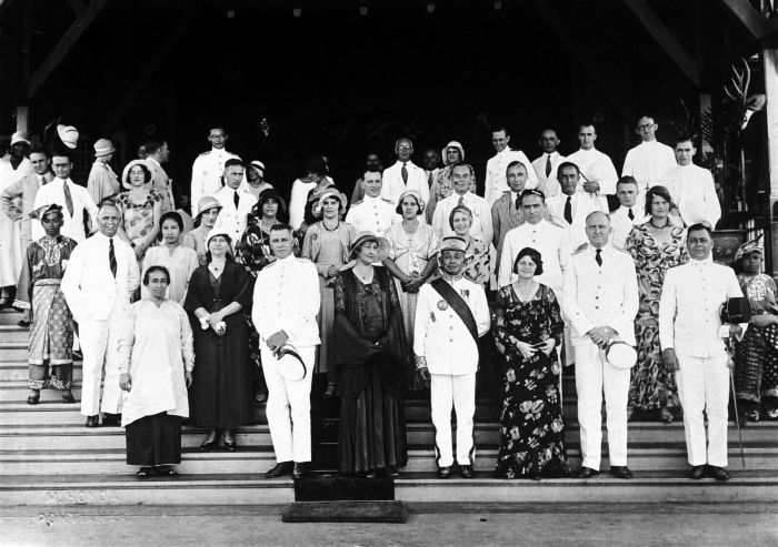 Berkas:COLLECTIE TROPENMUSEUM Ontvangst bij de sultan van Pontianak West-Borneo TMnr 10001596.jpg