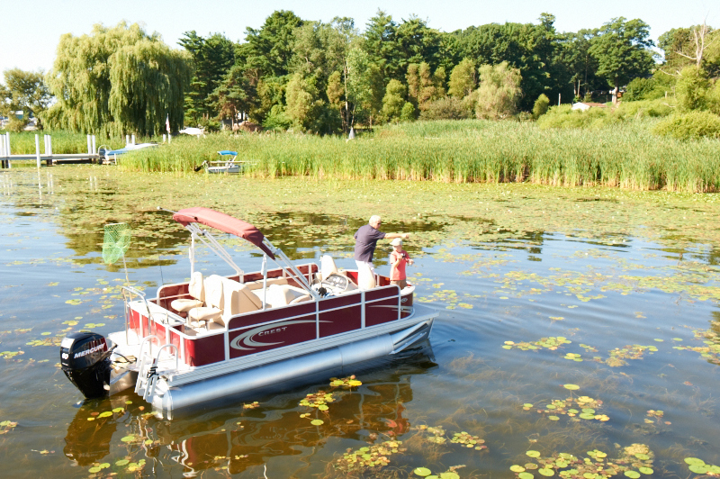 File:Crest Fishing Pontoon Boat.jpg - Wikipedia, the free encyclopedia