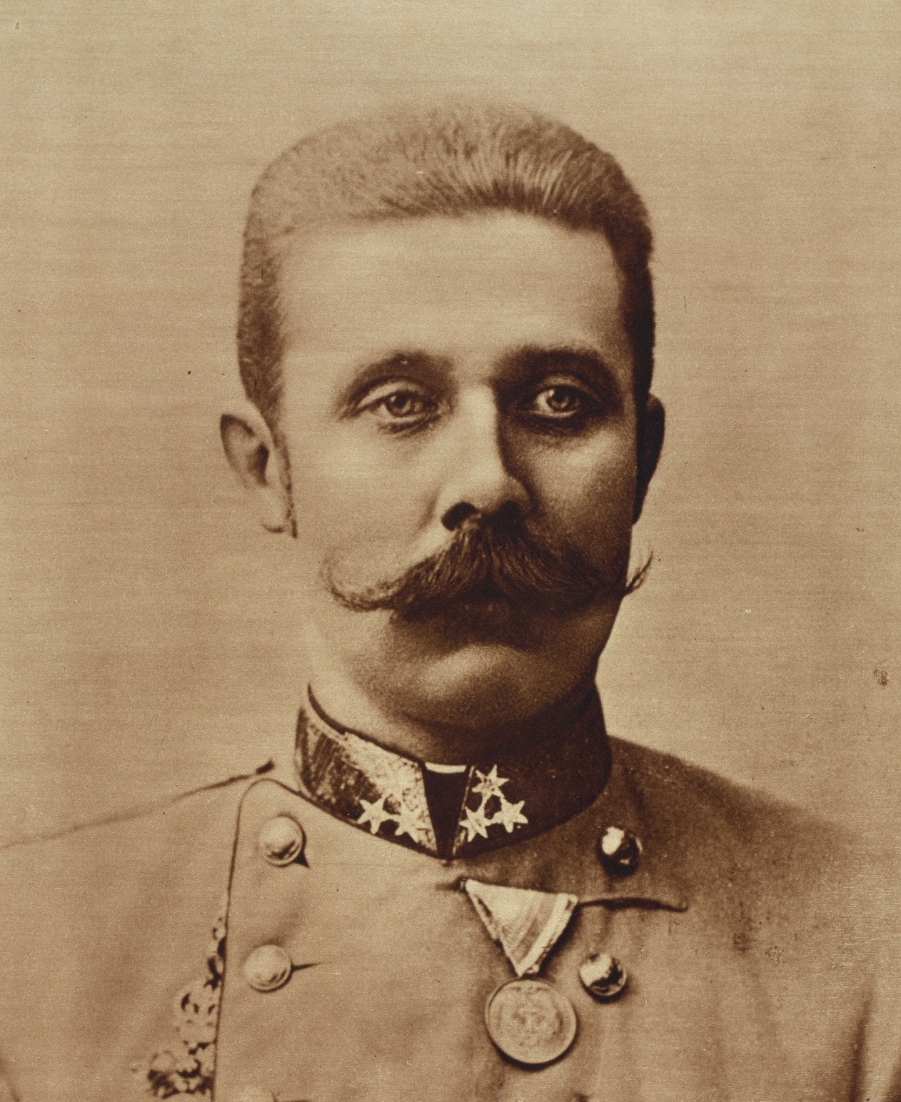 http://upload.wikimedia.org/wikipedia/commons/4/4c/Franz_ferdinand.jpg