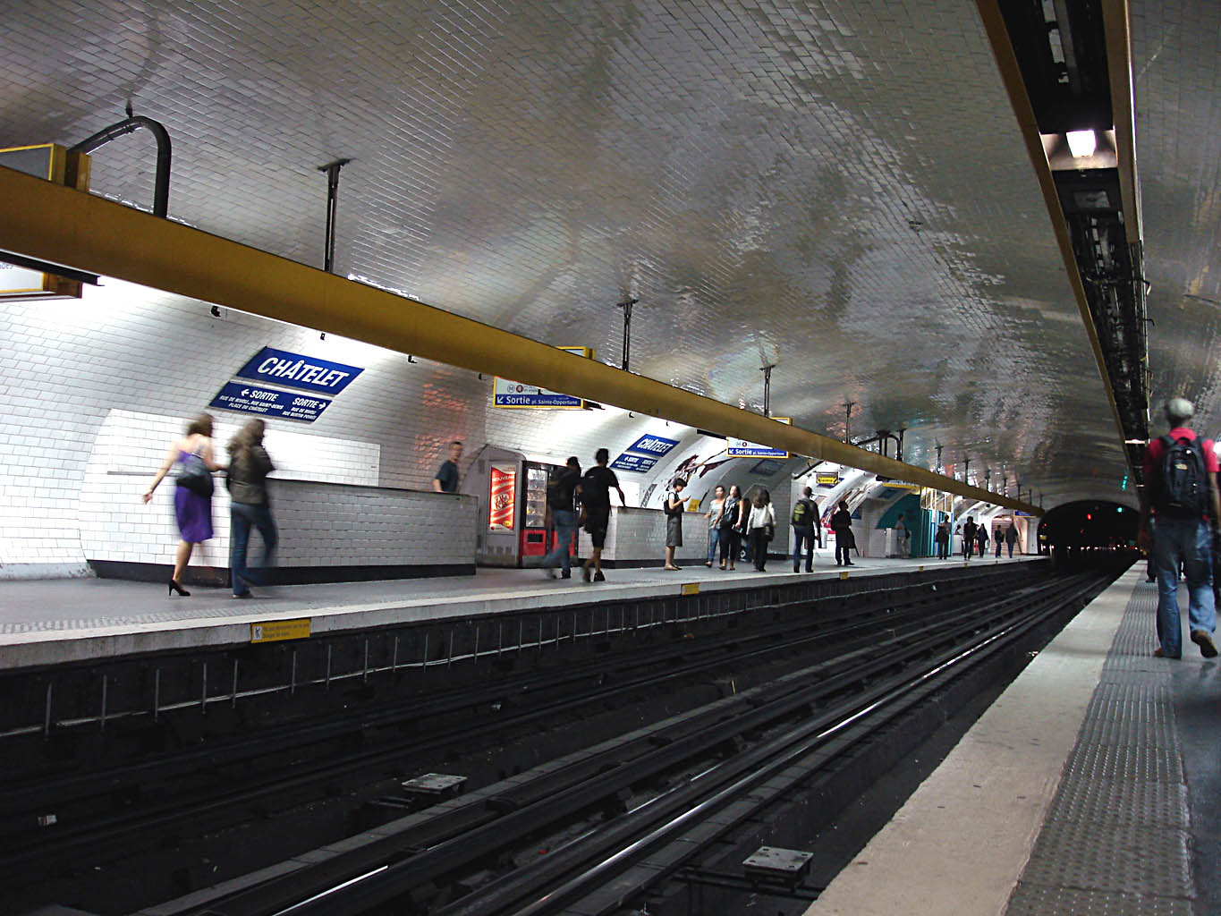 Description Metro de Paris - Ligne 1 - station Chatelet 02.jpg