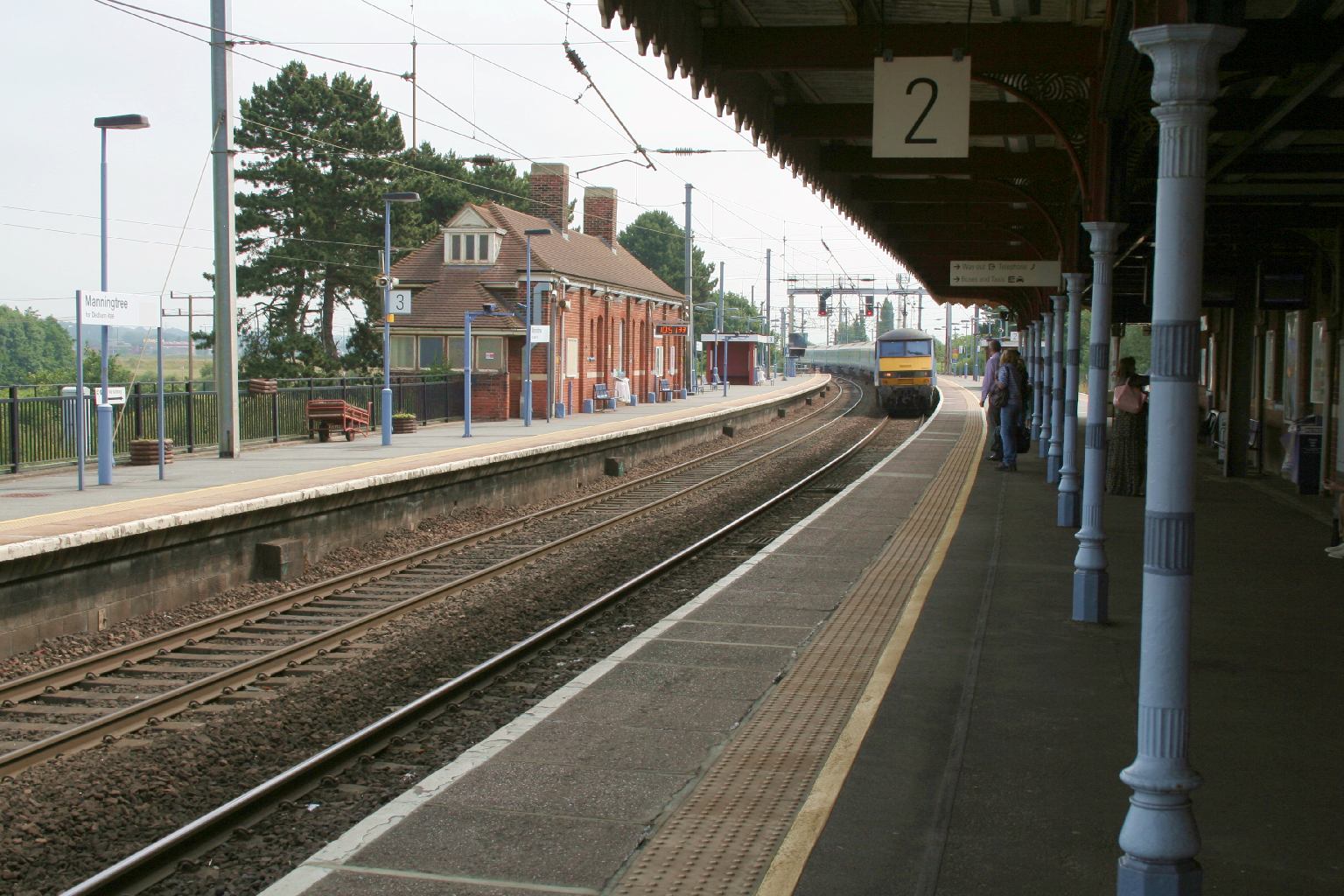 Cmglee_Manningtree_station_platform_2.jpg