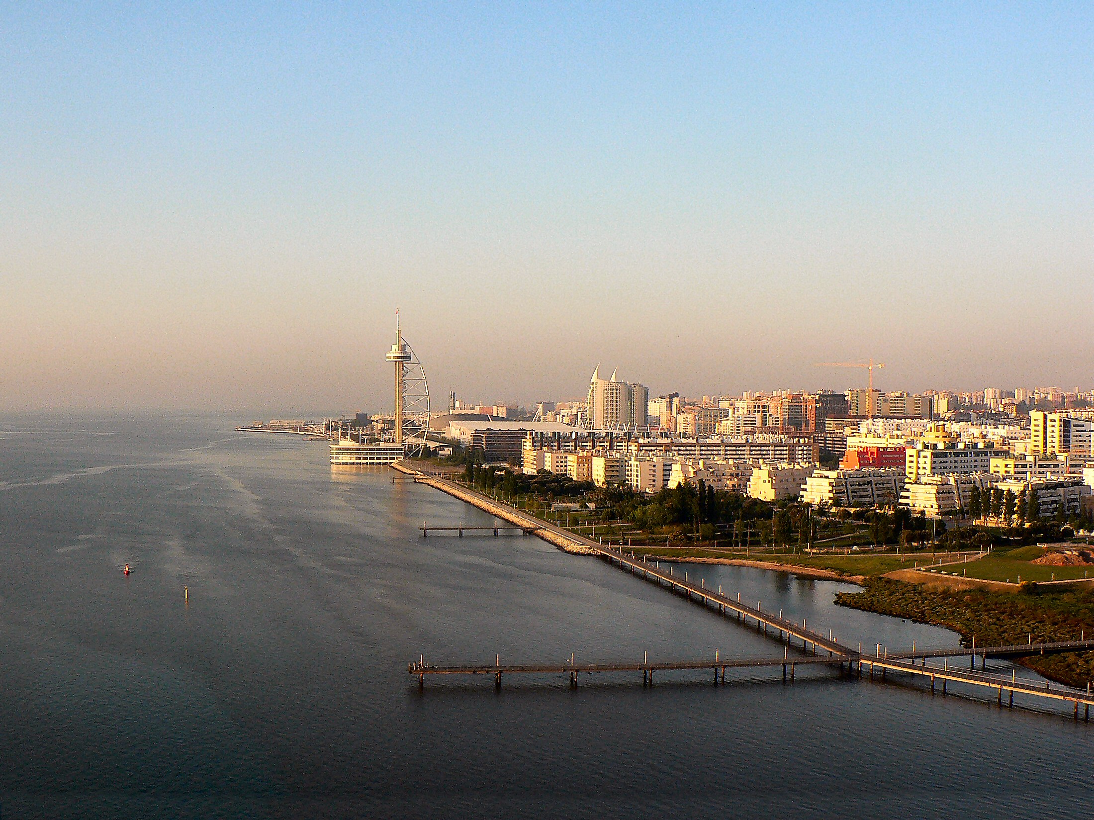 Rio_Tejo_e_Parque_das_Na%C3%A7%C3%B5es.J