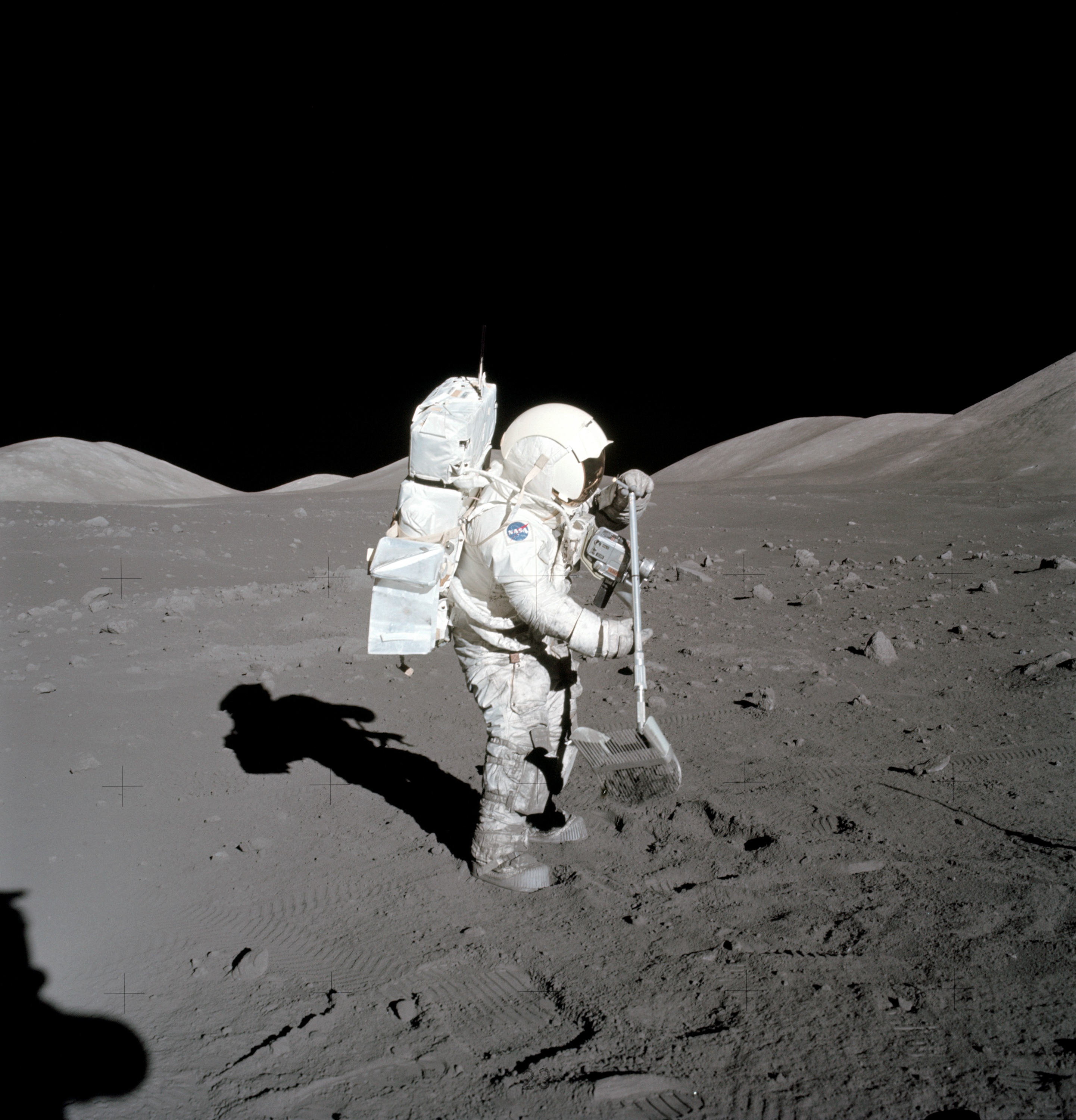 File:Astronaut moon rock.jpg - Wikimedia Commons