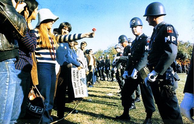 Flower power demonstratie tegen de oorlog in Vietnam (1967)