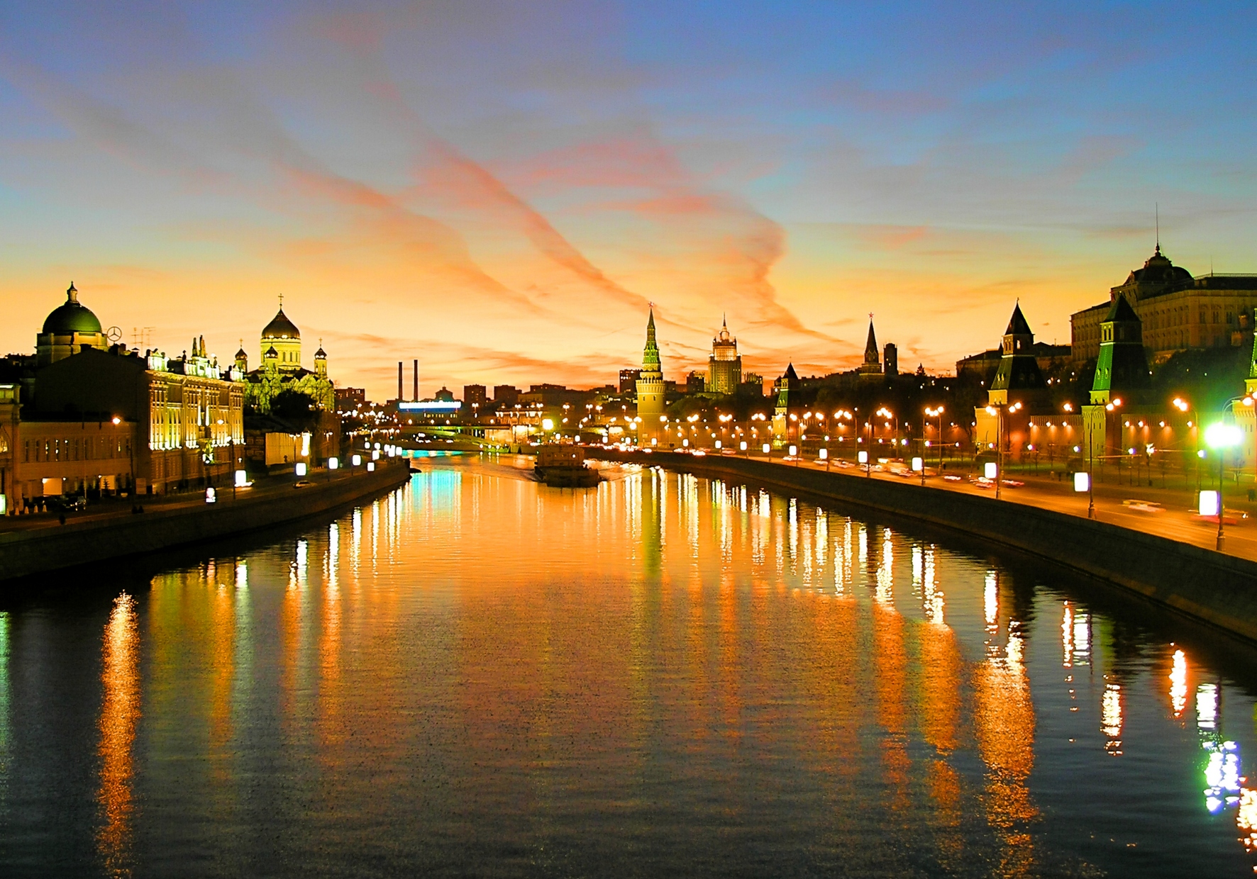 Kremlin_Embankment_at_dusk.jpg