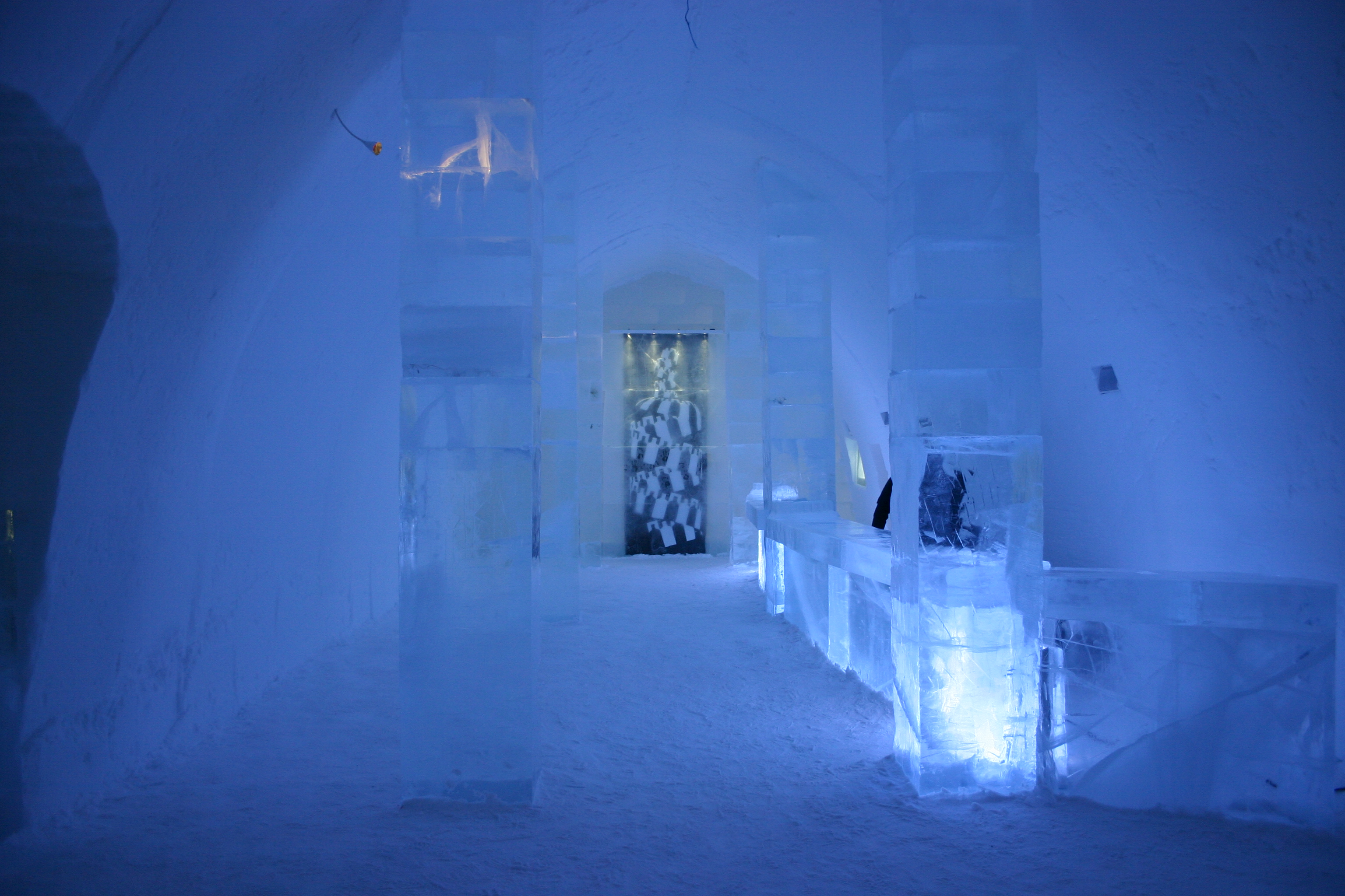 http://upload.wikimedia.org/wikipedia/commons/5/50/Icehotel-se-29.JPG