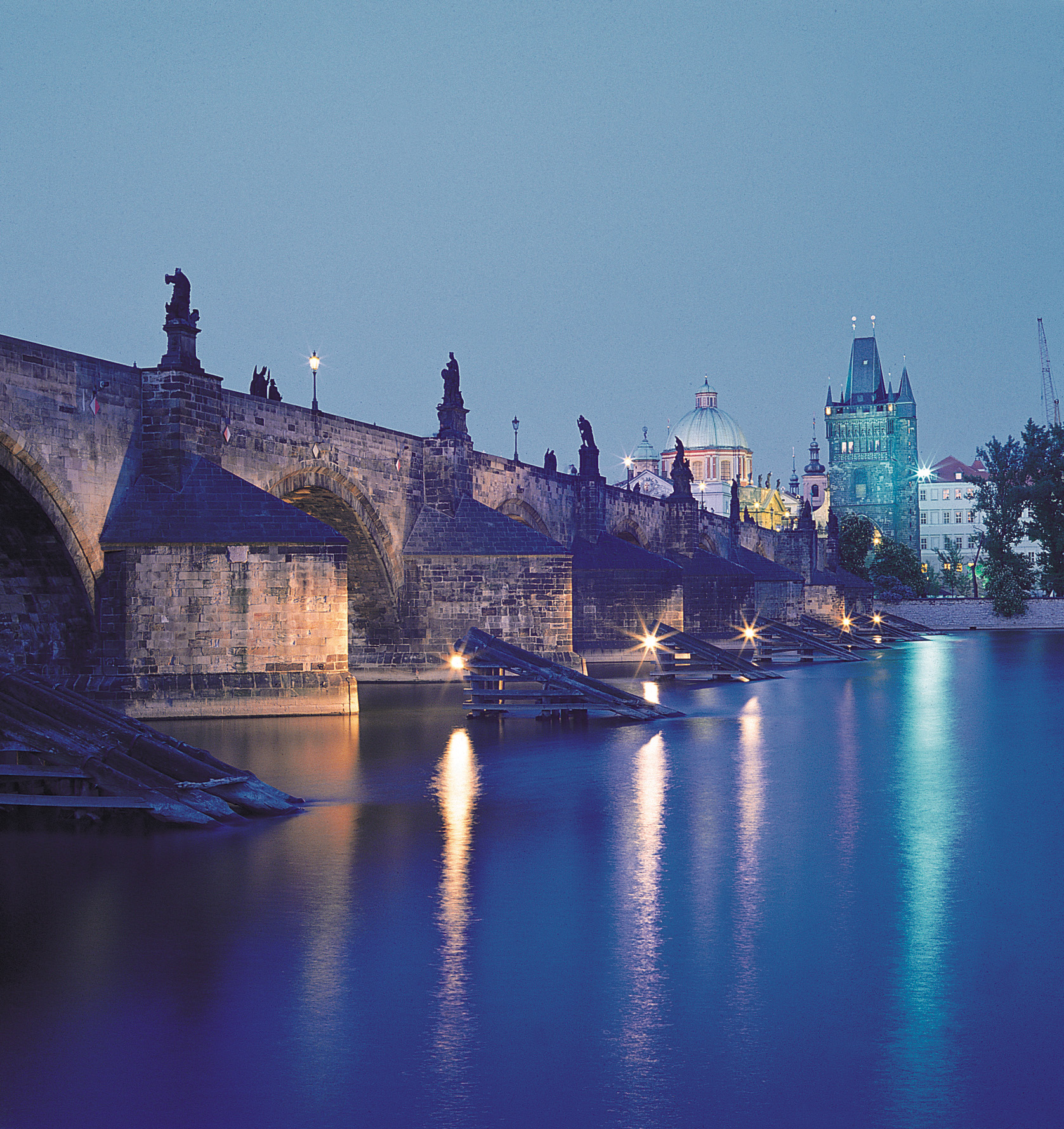 Prague_charles_bridge_night.jpg