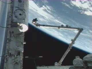 Il braccio meccanico mentre trasporta il Modulo Harmony dal Discovery all'ISS