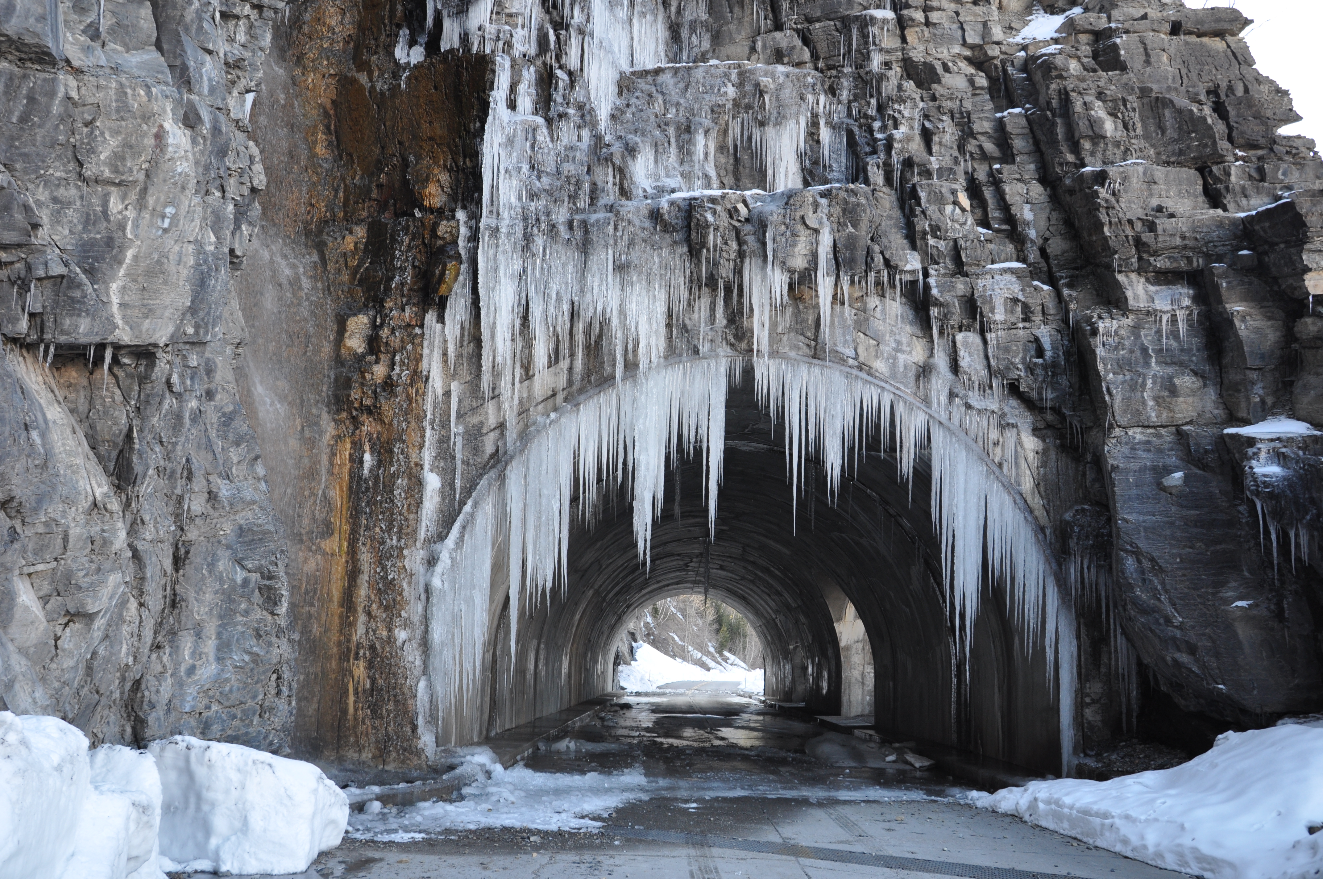 4-17-2013_-_West_Tunnel_icicles_(8660718