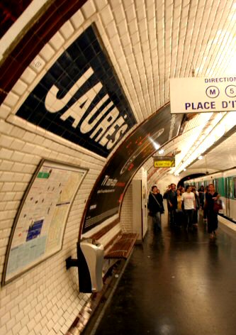 a station , paris metro