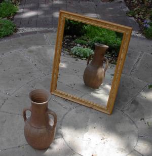 {{en}}: A mirror, reflecting a vase. {{es}}: U...