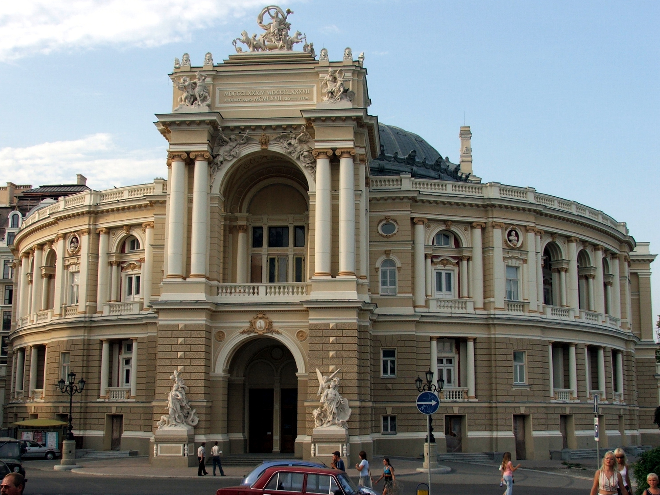 http://upload.wikimedia.org/wikipedia/commons/5/52/Odessa_theatre.jpg