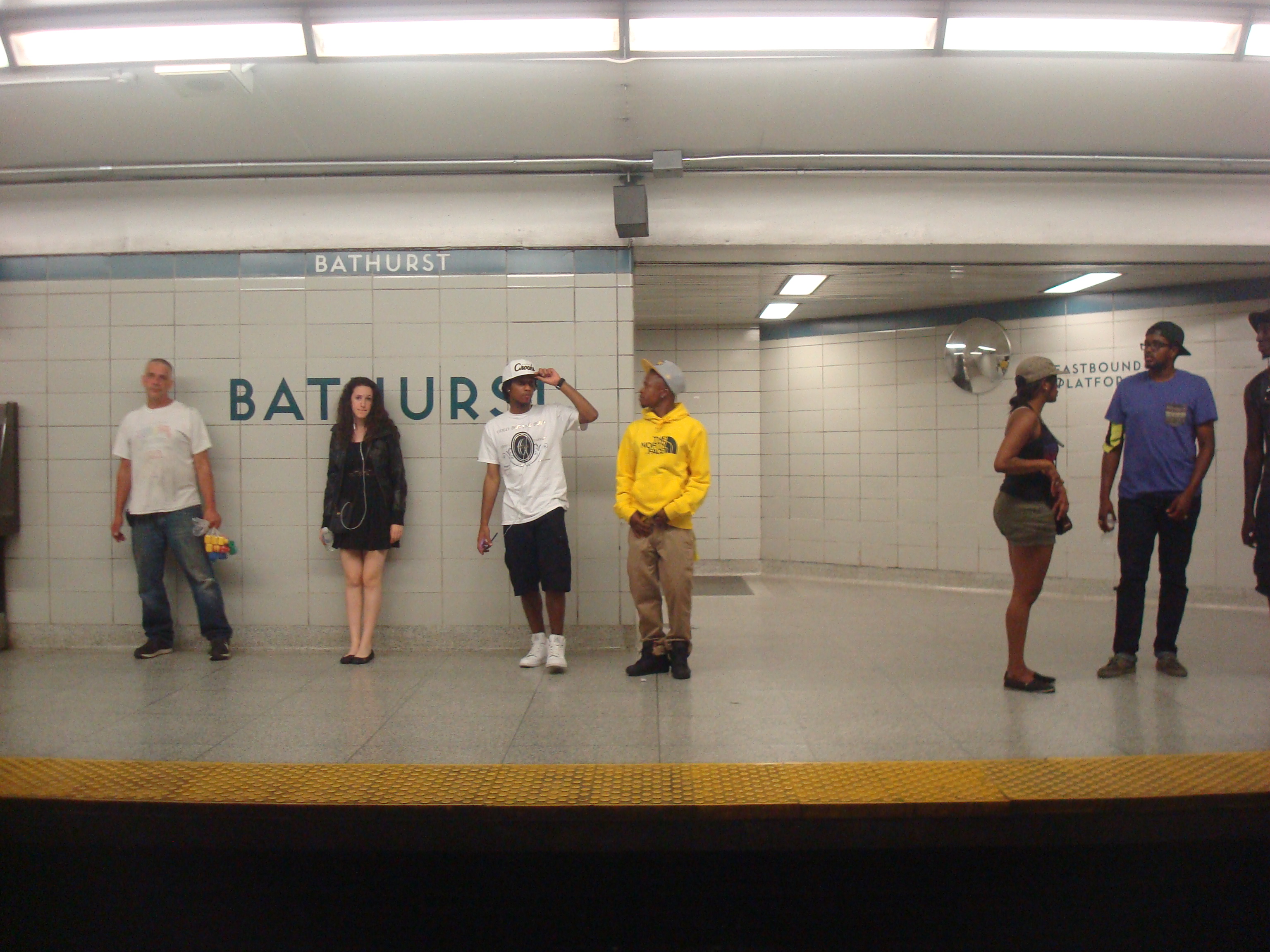 Description People waiting for trains at Bathurst Station.JPG