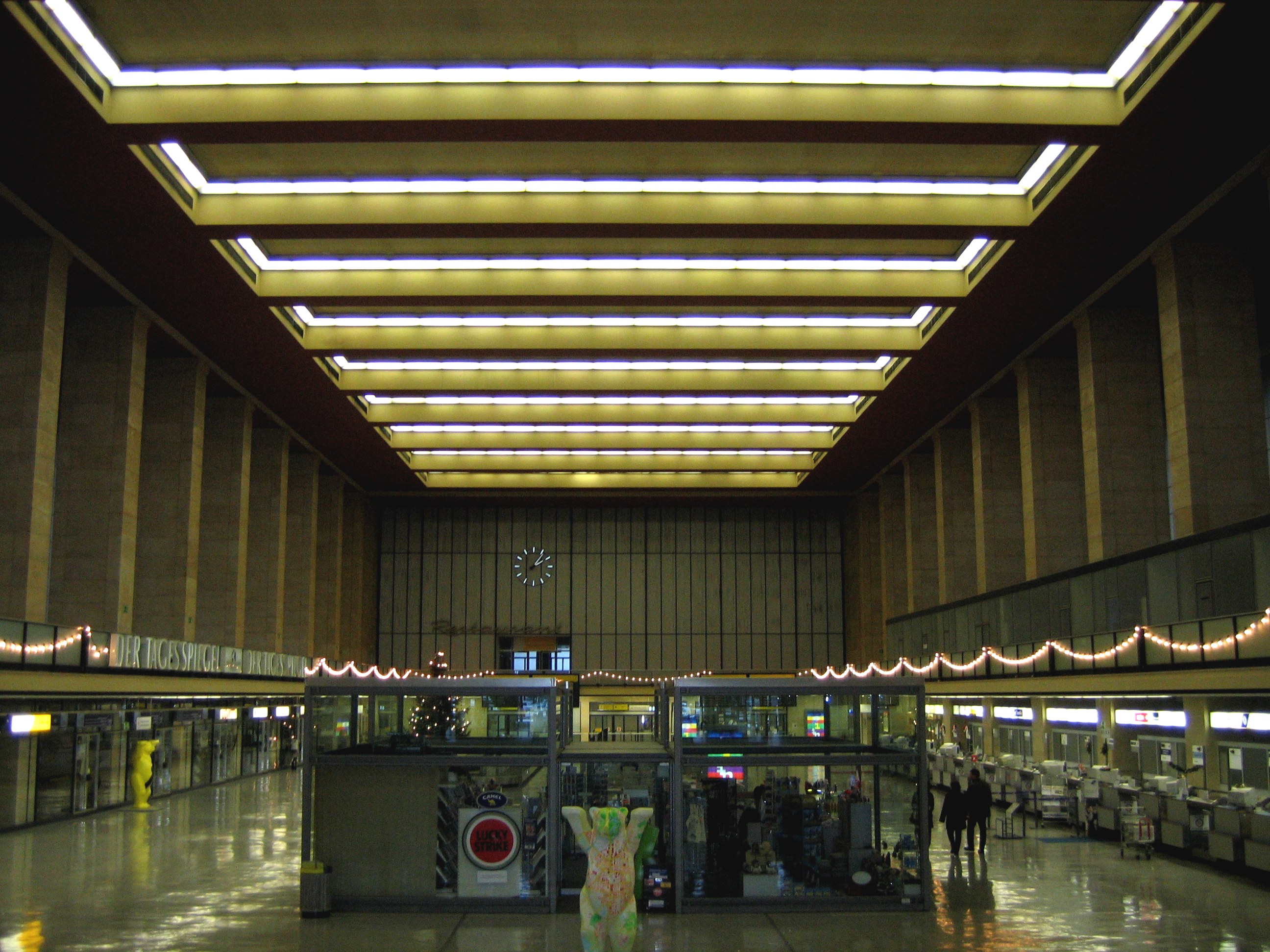 http://upload.wikimedia.org/wikipedia/commons/5/53/Airport_Berlin_Tempelhof_Inside.jpg