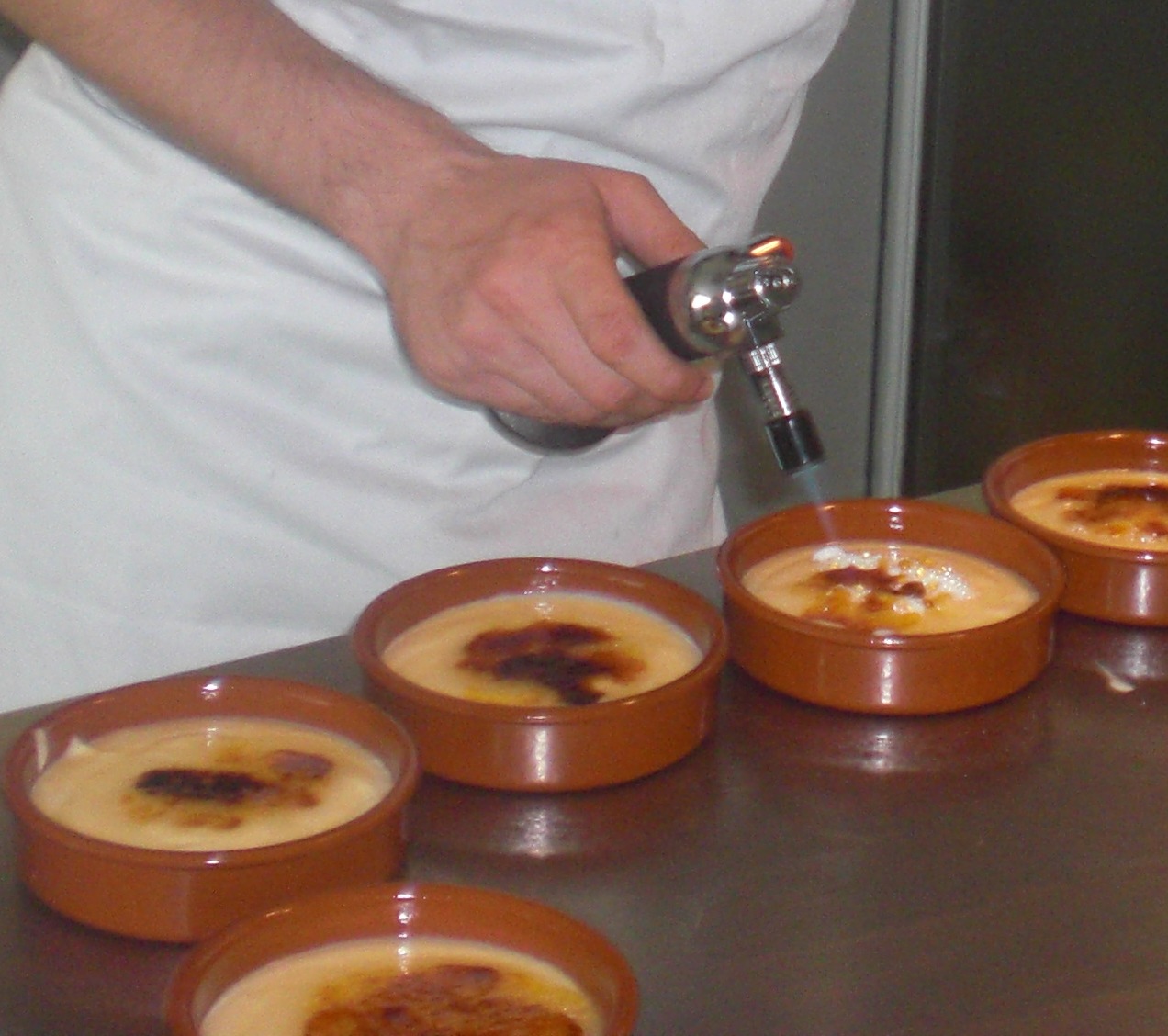 Quemando_crema_catalana.jpg