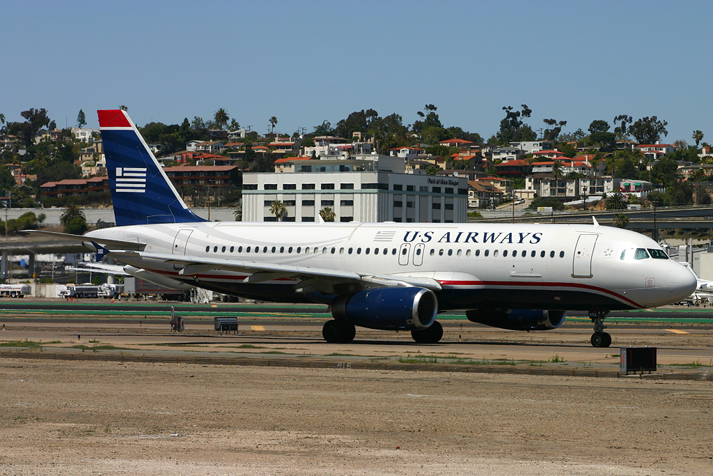 http://upload.wikimedia.org/wikipedia/commons/5/53/US_Airways_A320-231_SAN_N632AW.jpg