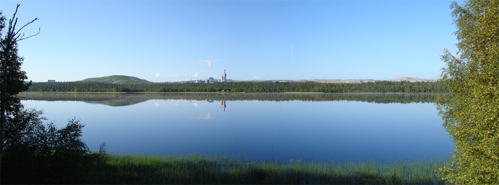 panorama vanuit noordoosten, met het meer Sakajärvi op voorgrond (2012)