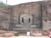 Een van de beelden van de Gal Vihara