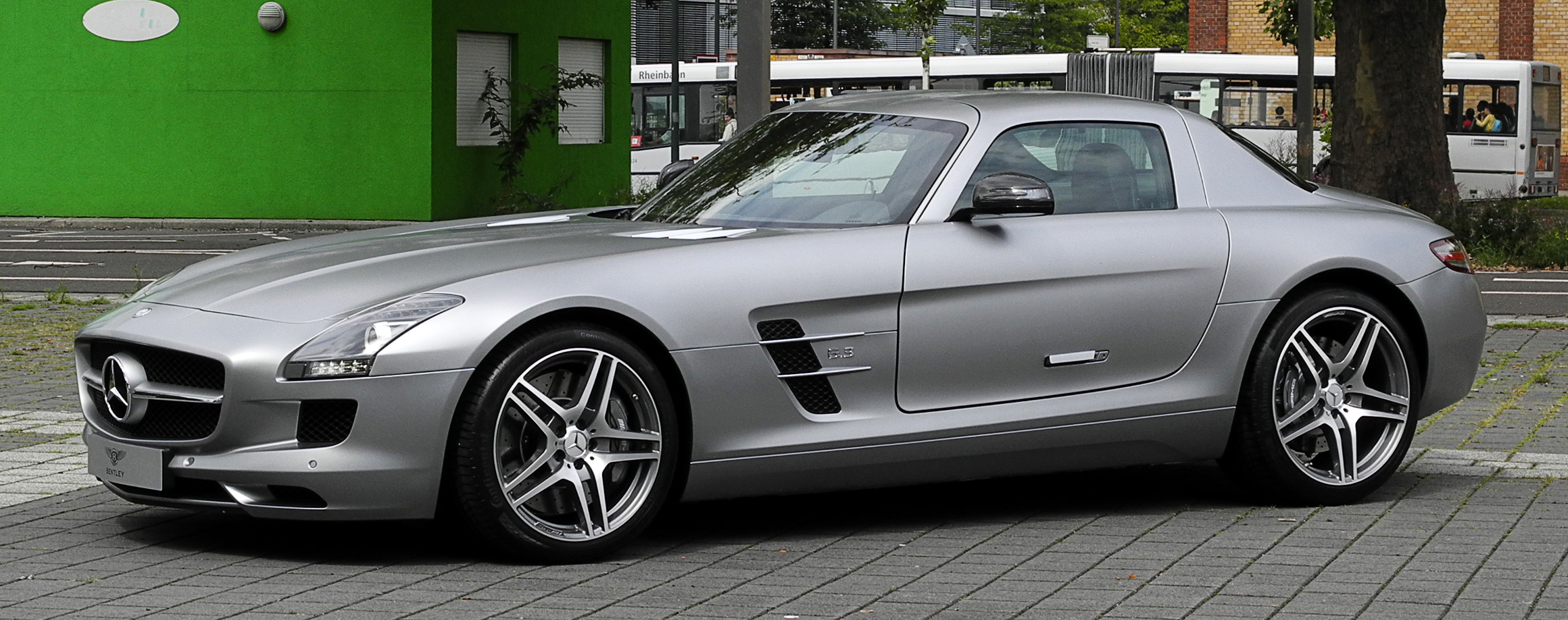 Llegada a Sweet Institute Mercedes-Benz_SLS_AMG_(C_197)_%E2%80%93_Frontansicht_(4),_10._August_2011,_D%C3%BCsseldorf