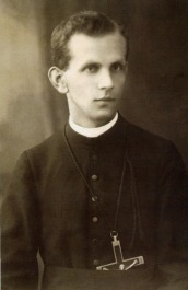 photographie noir et blanc d'un prêtre d'une trentaine d'années, un crucifix dans la ceinture