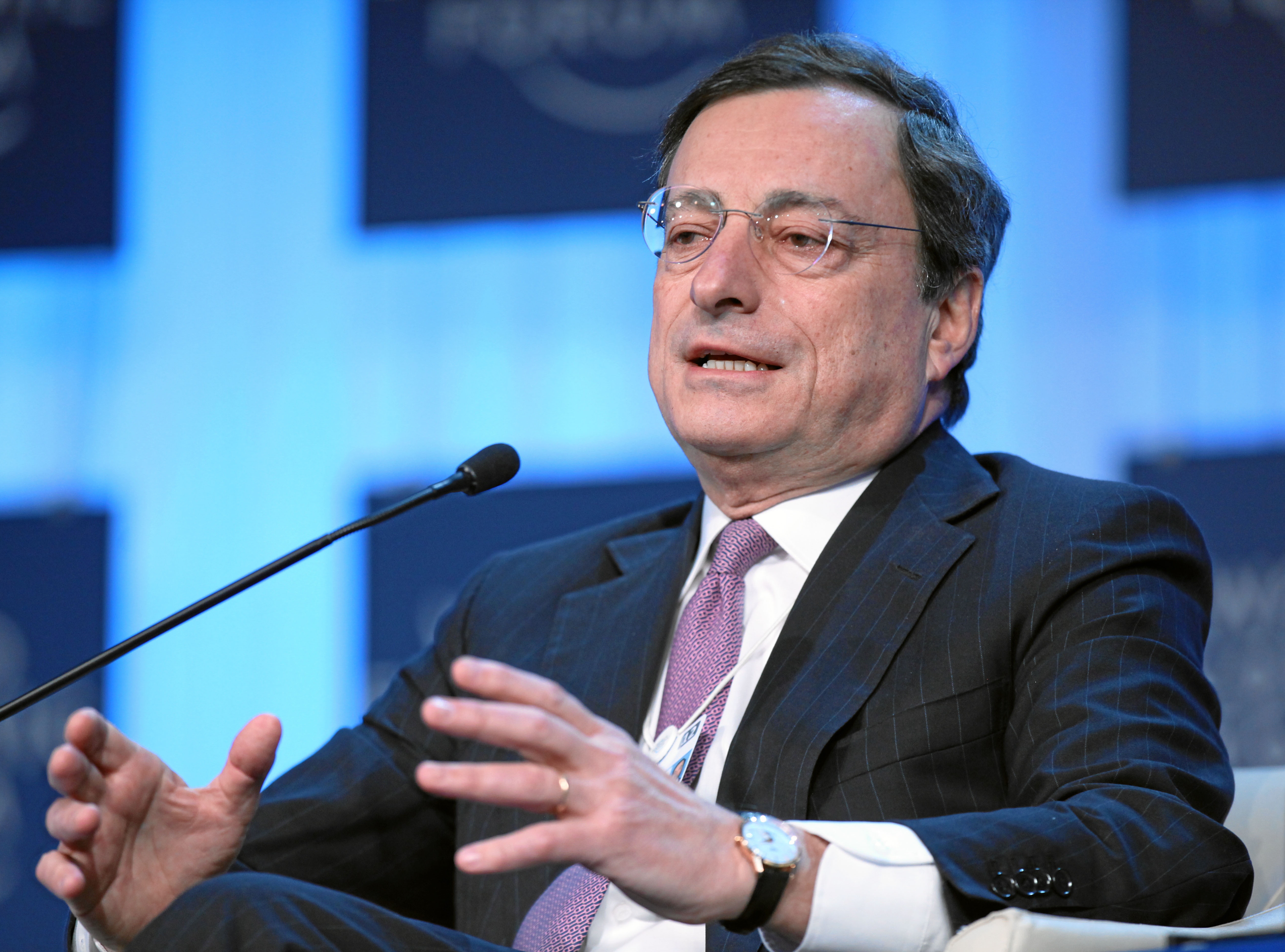 Draghi: la ripresa è debole. I rischi sono al ribasso.