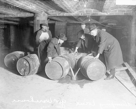 Libertad, libertad... Prohibition_agents_destroying_barrels_of_alcohol_(United_States,_prohibition_era)_2