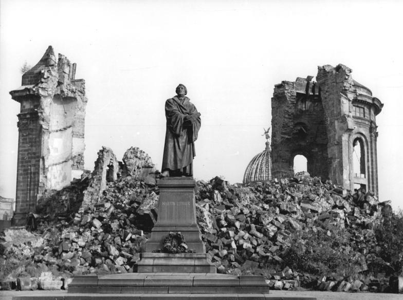 Frauenkirchruine mit wieder aufgestelltem Lutherdenkmal