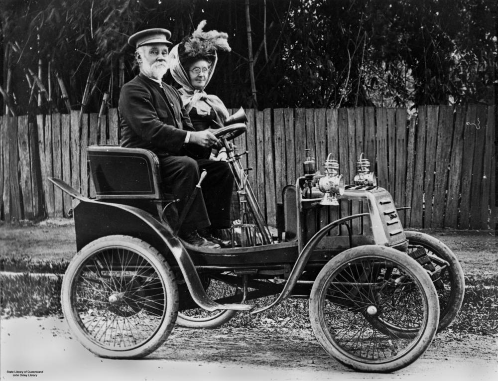external image StateLibQld_1_95492_Out_driving_in_an_early_Linon_motor_car_in_Ipswich.jpg