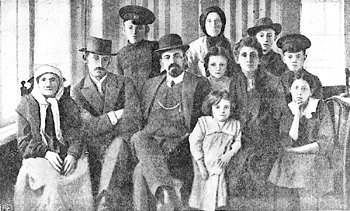 File:Menakhem Meyndl Beilis with his family. Russian Empire, 1910-s.jpg