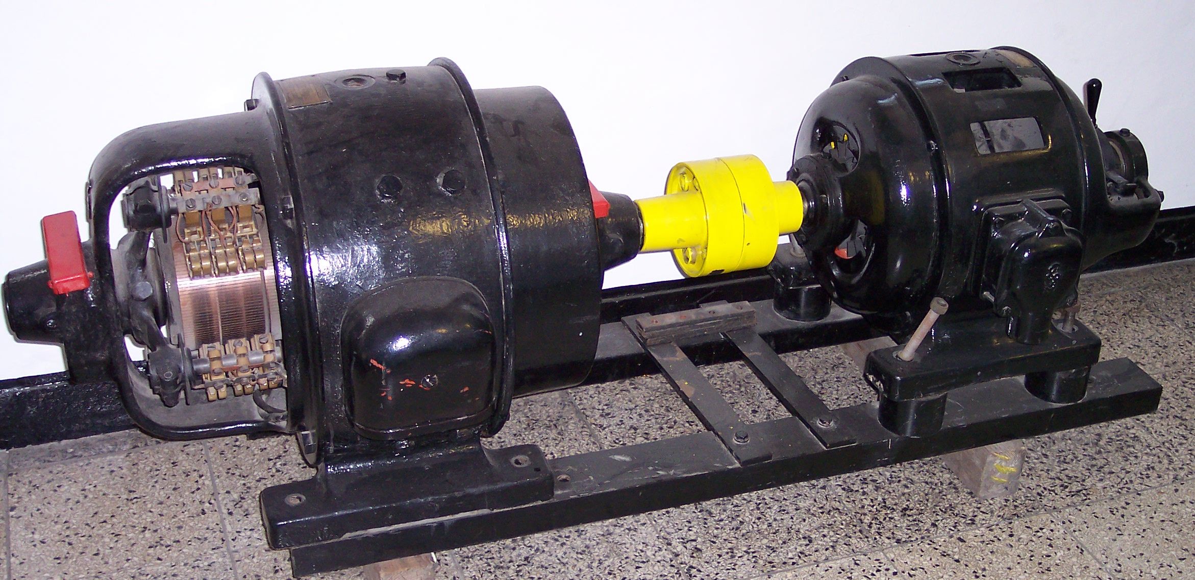 Motor-generátor je mechanický měnič napětí pro velmi vysoké výkony (zdroj obrázku Wikipedia).