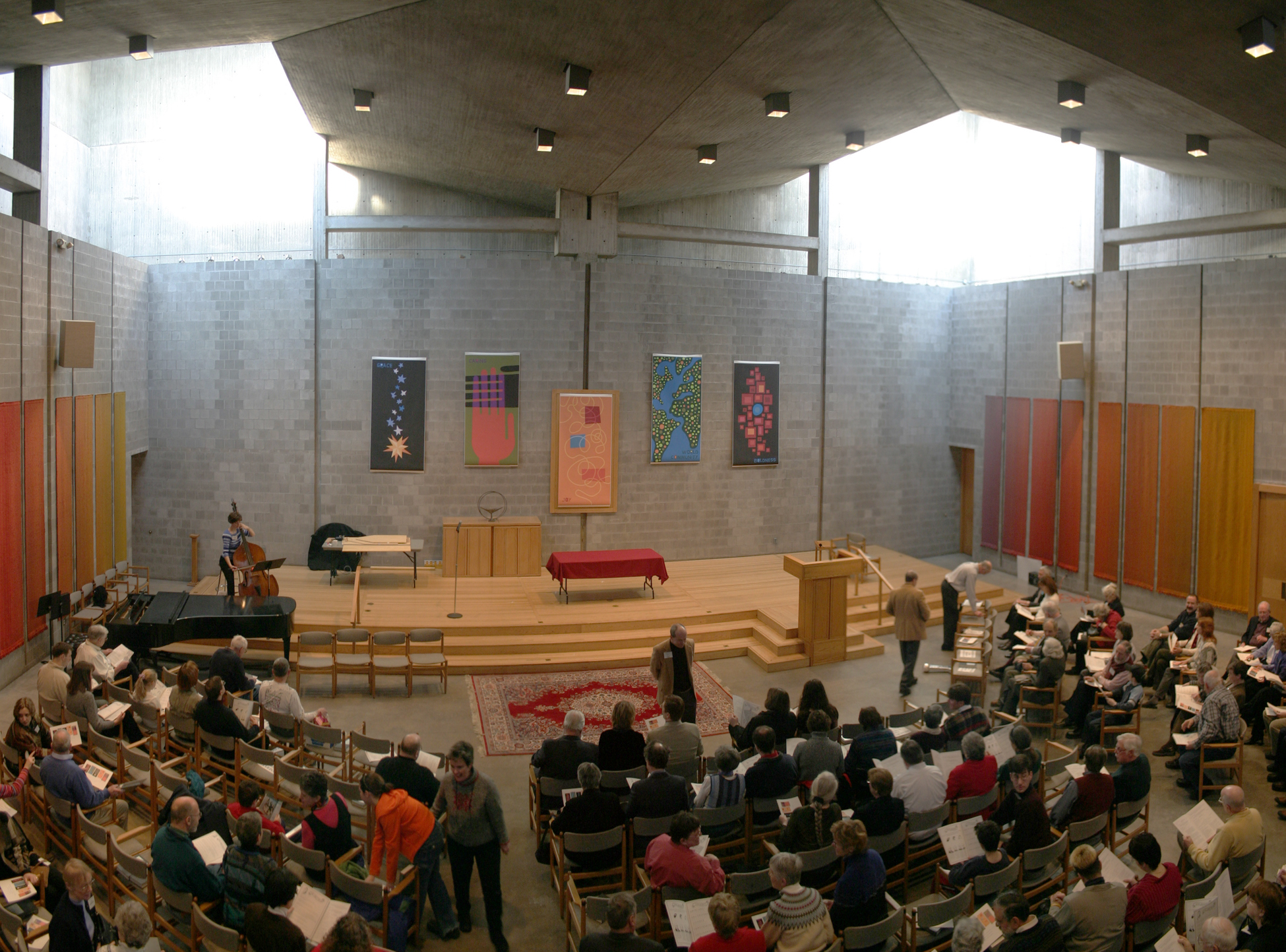 File:Sanctuary of First Unitarian Church of Rochester during