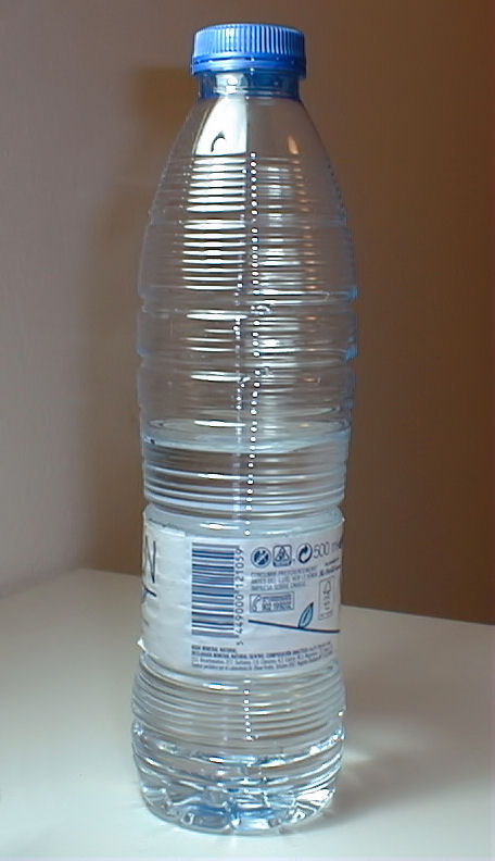 Resultado de imagen de Botella de plástico llena de  agua