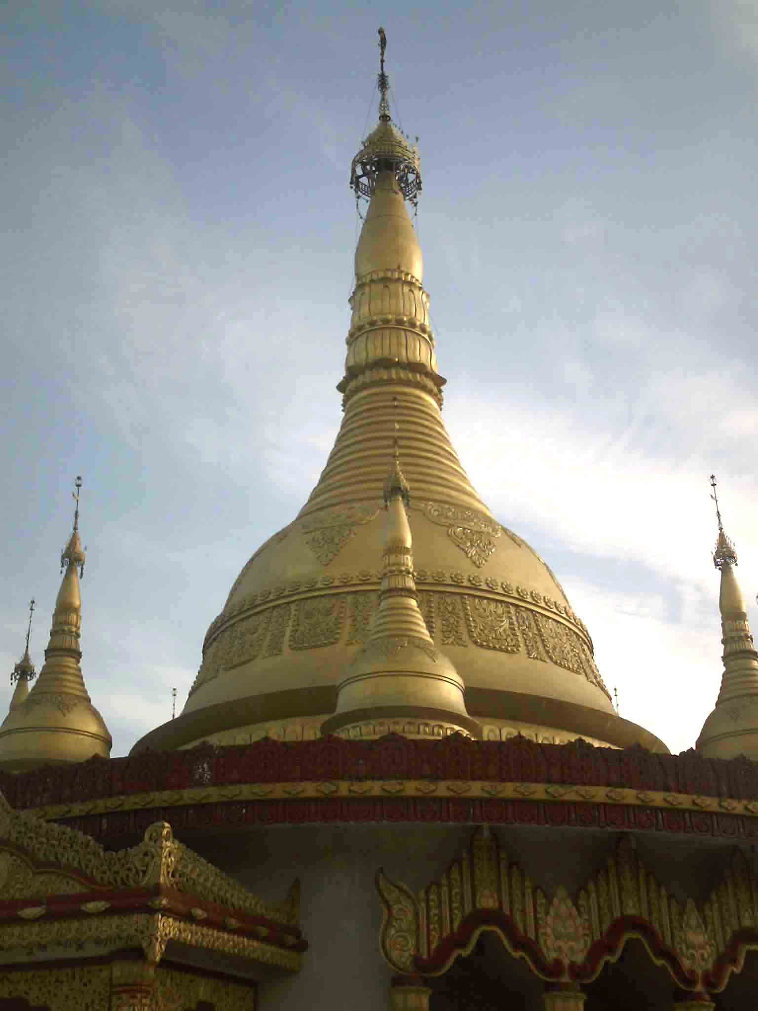 http://upload.wikimedia.org/wikipedia/commons/5/5a/Golden_temple_Bandarban02.jpg