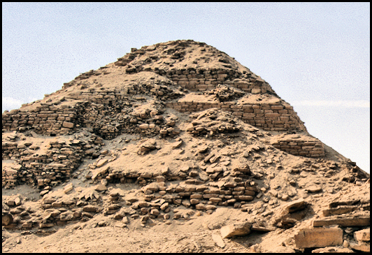 Pyramide lisse de Neferirkaré Kakai à Abousir et sa structure interne à degrés.