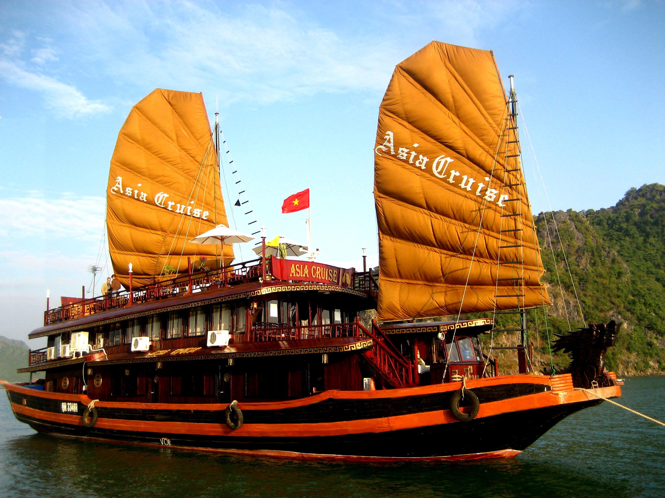 File:Asia cruise in Halong bay Vietnam.JPG