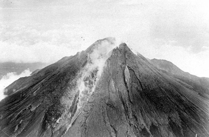 http://upload.wikimedia.org/wikipedia/commons/5/5c/COLLECTIE_TROPENMUSEUM_Uitbarsting_van_de_Merapi_TMnr_10004113.jpg