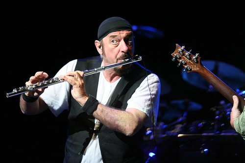 http://upload.wikimedia.org/wikipedia/commons/5/5d/Jethro_Tull_-_America_Tour_-_2007_-_4.jpg