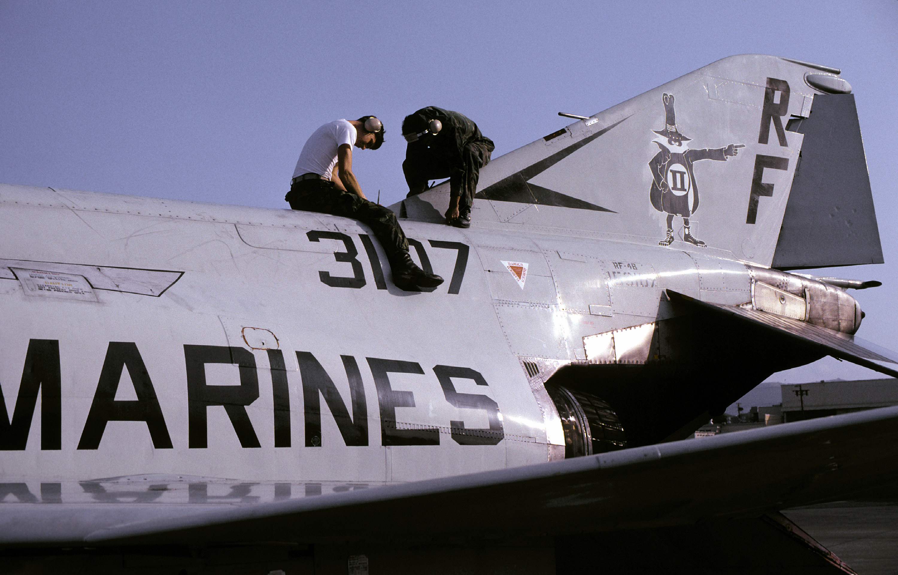 RF-4B_maintenance_MCAS_El_Toro_1982.jpeg